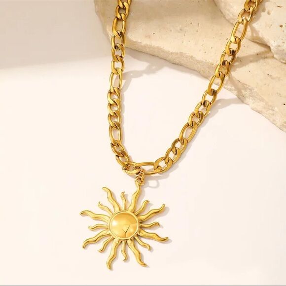 18K Gold Plated Sun Pendant Figaro Chain Necklace - Picture 2 of 5